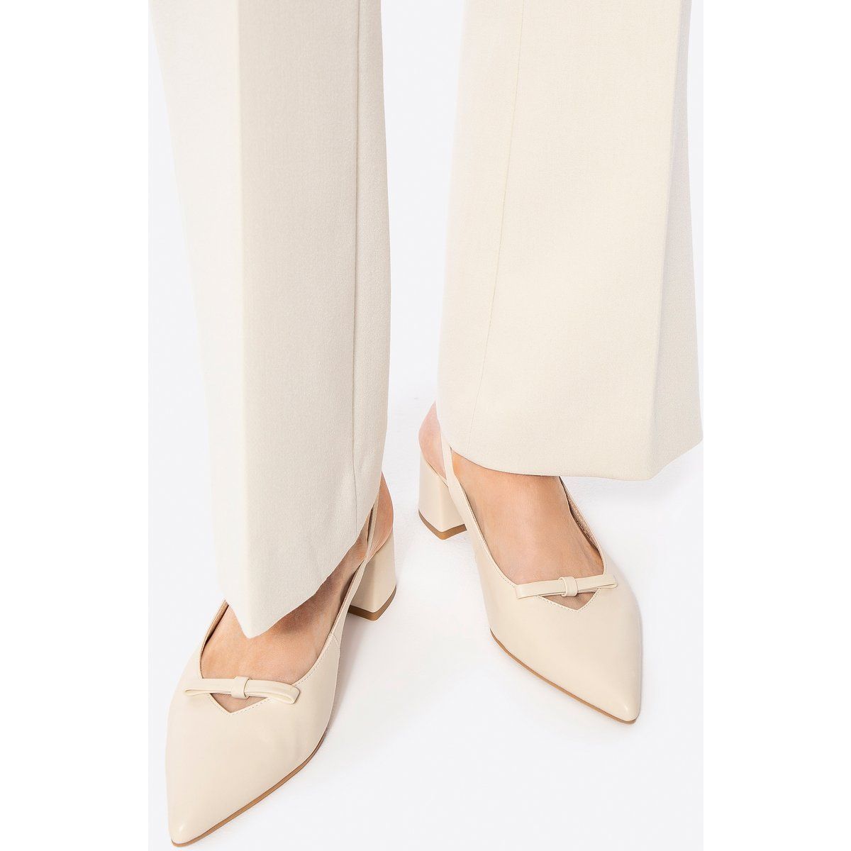 Beige Leder Pumps mit spitzer Kappe