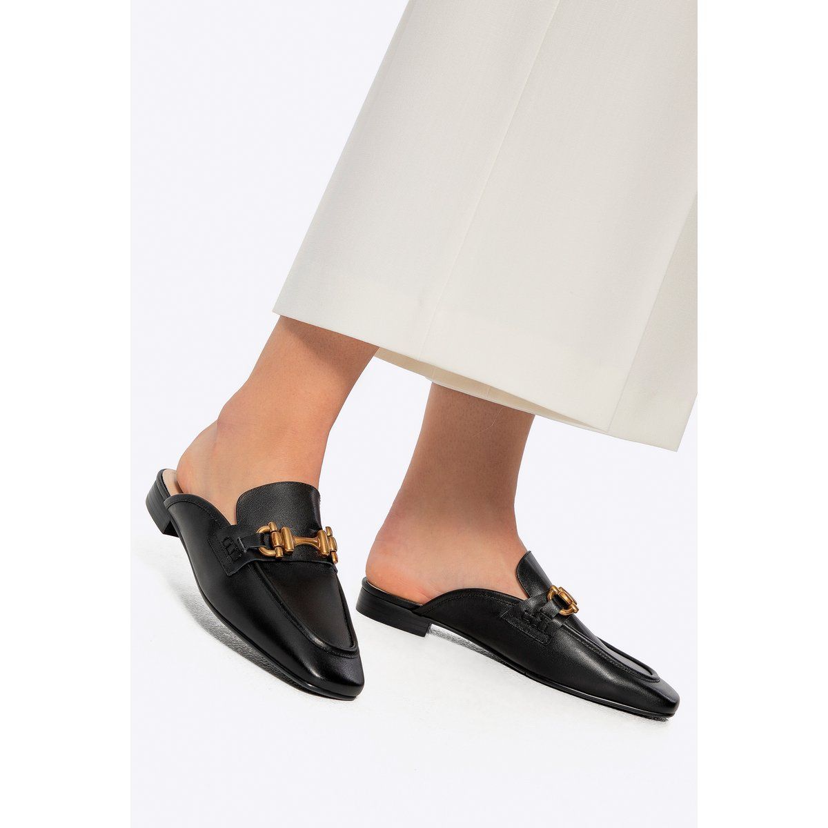 Klassische Leder-Mules mit Schnallendetail