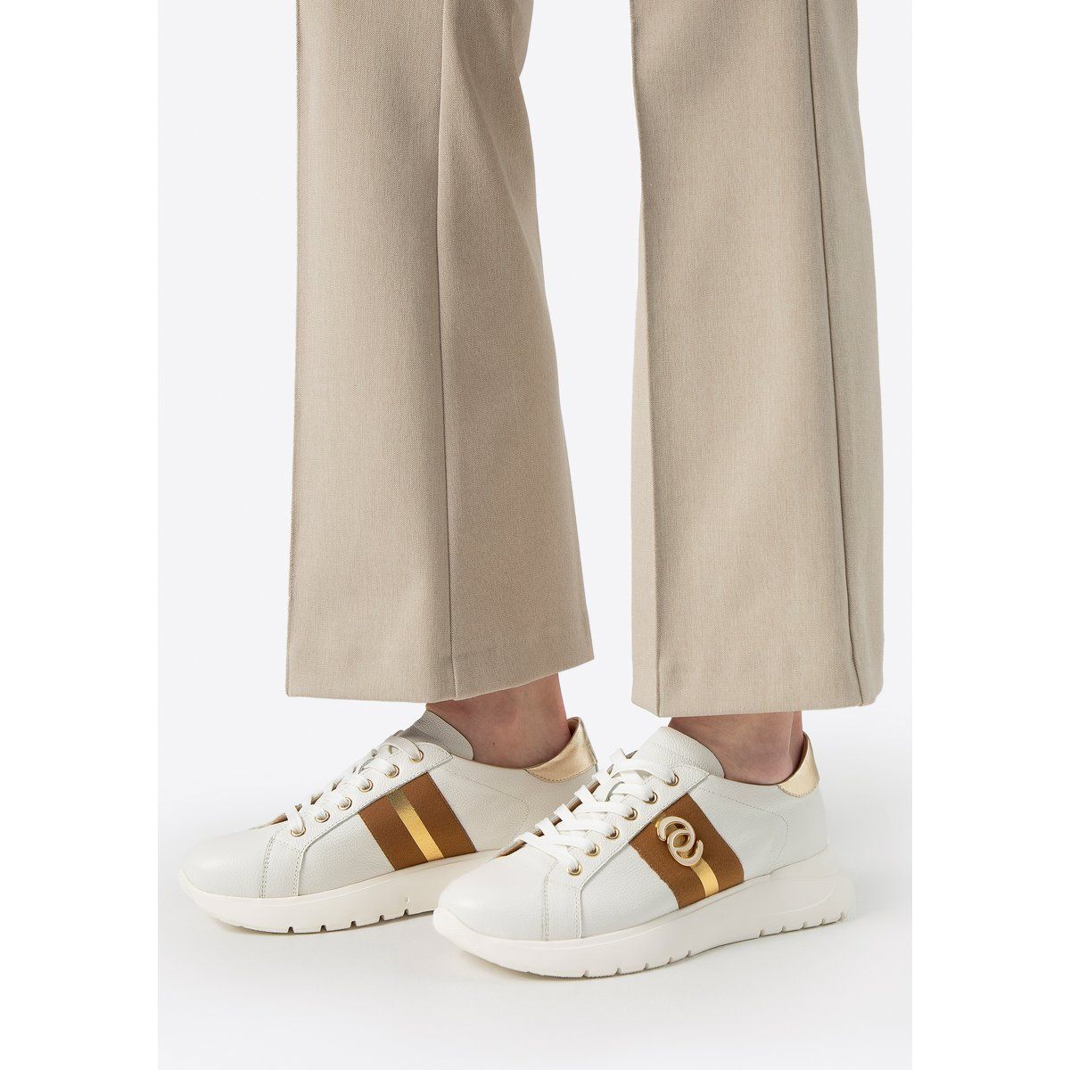 Leder Plateau-Sneakers mit goldenen Akzenten