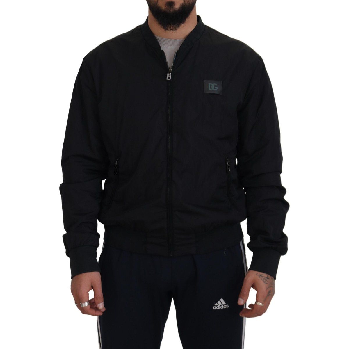 Schwarze klassische Bomberjacke im lässigen Stil