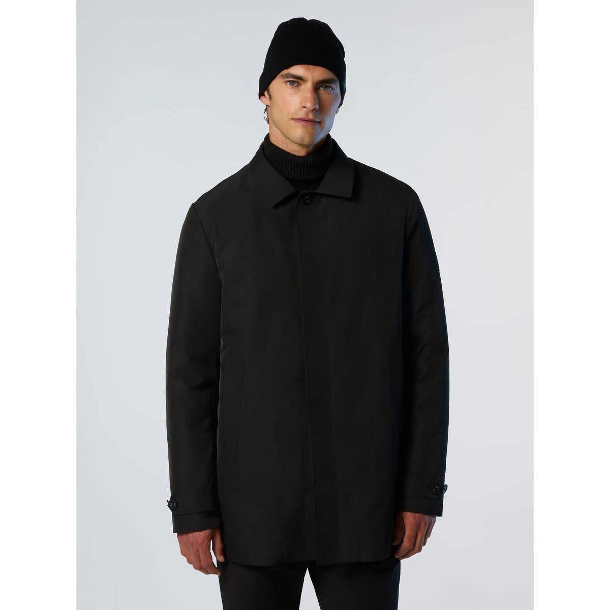 Minimalistischer schwarzer Trenchcoat mit Futter