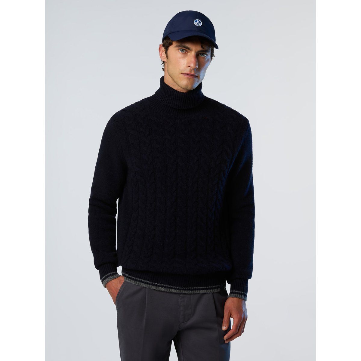 Rollkragenpullover aus Zopfstrickwolle