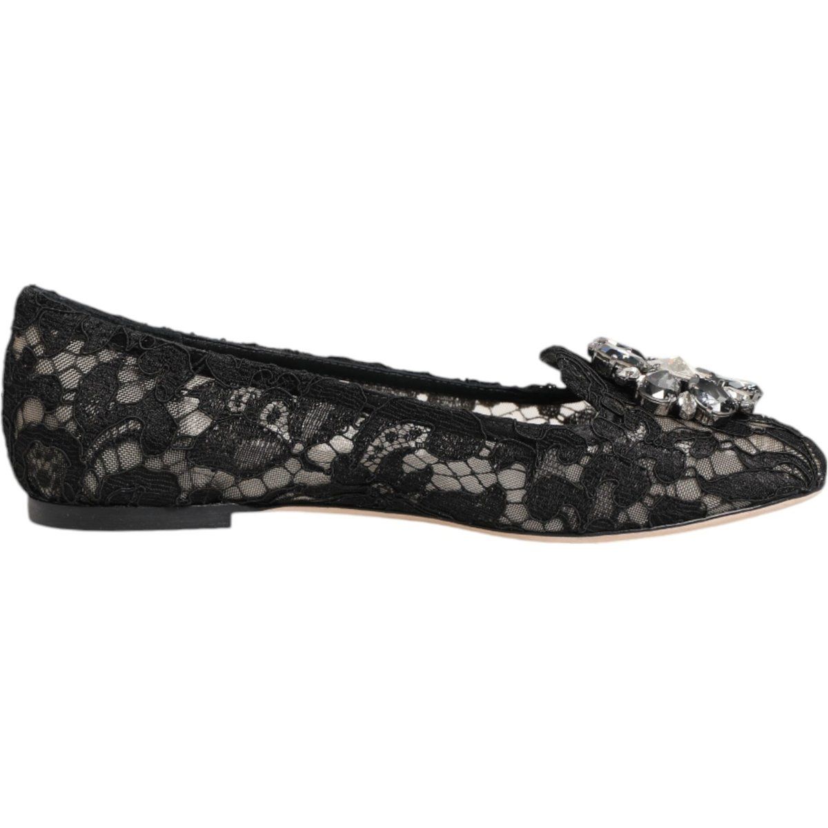 Schnürflache Schuhe mit Kristallen