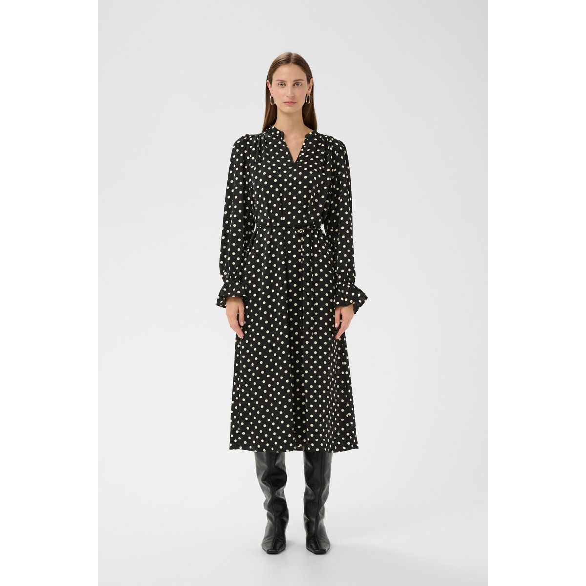 Gepunktetes Midikleid mit Gürtel