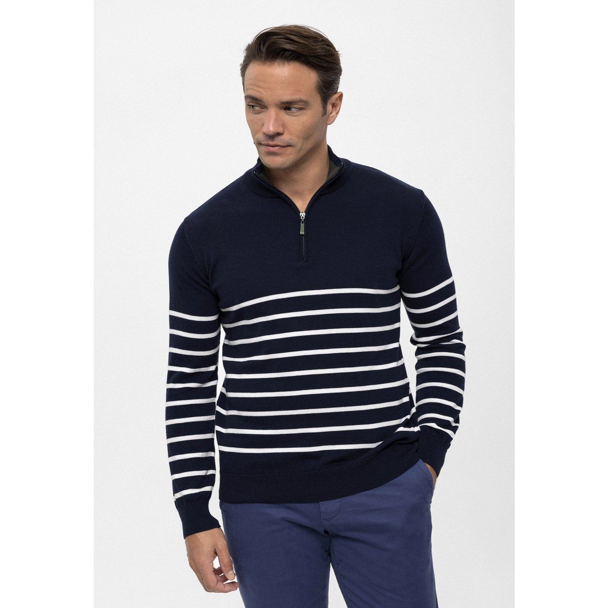 Gestreifter Strickpullover mit halbem Reißverschluss