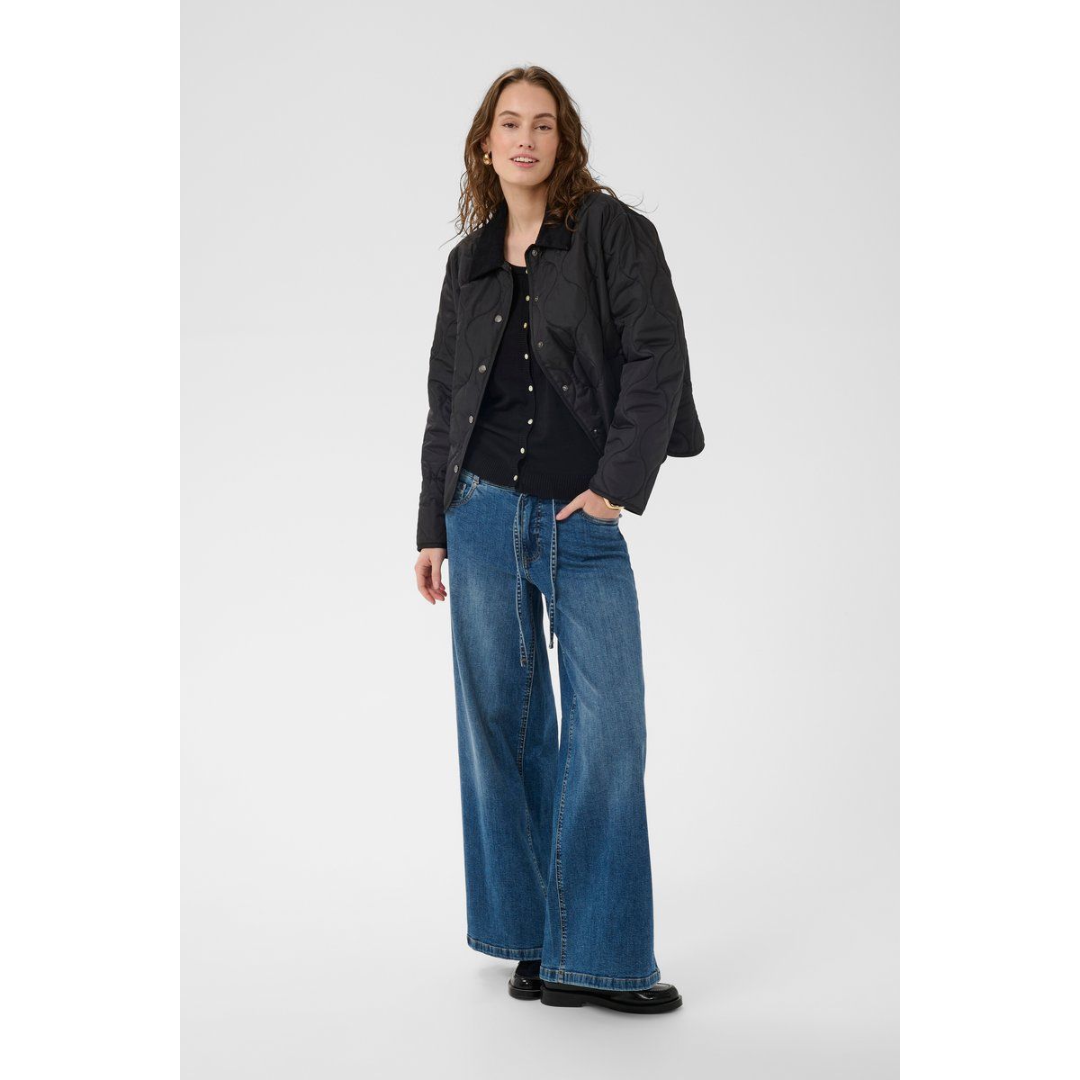 Schwarze Steppjacke mit Kragen