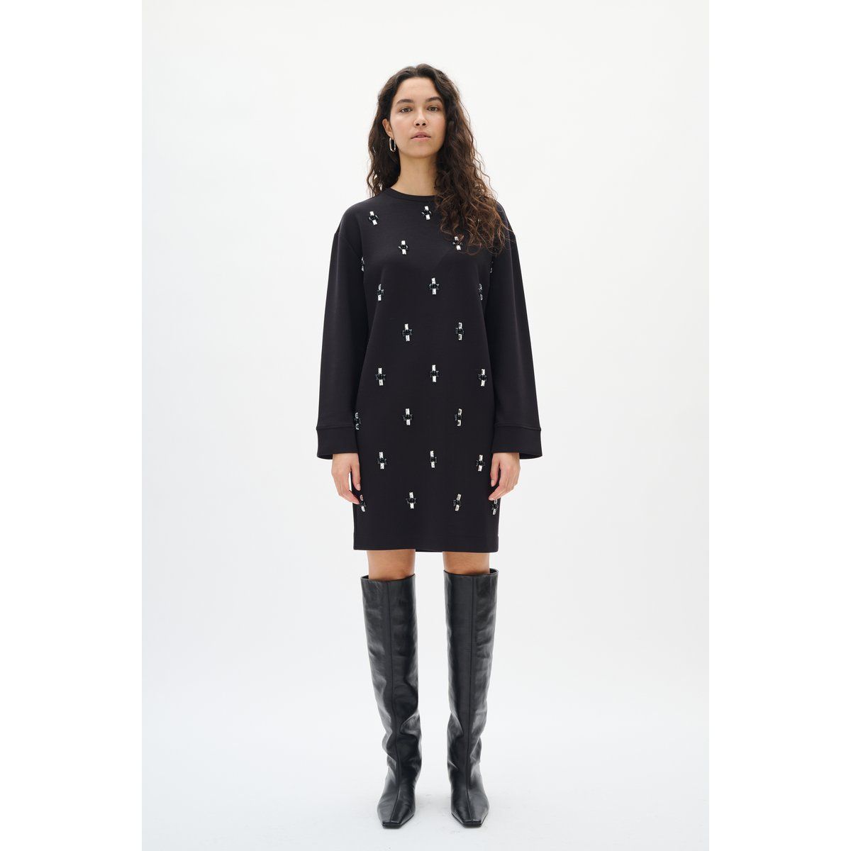 Lässiges schwarzes Sweatshirt-Kleid mit Perlen