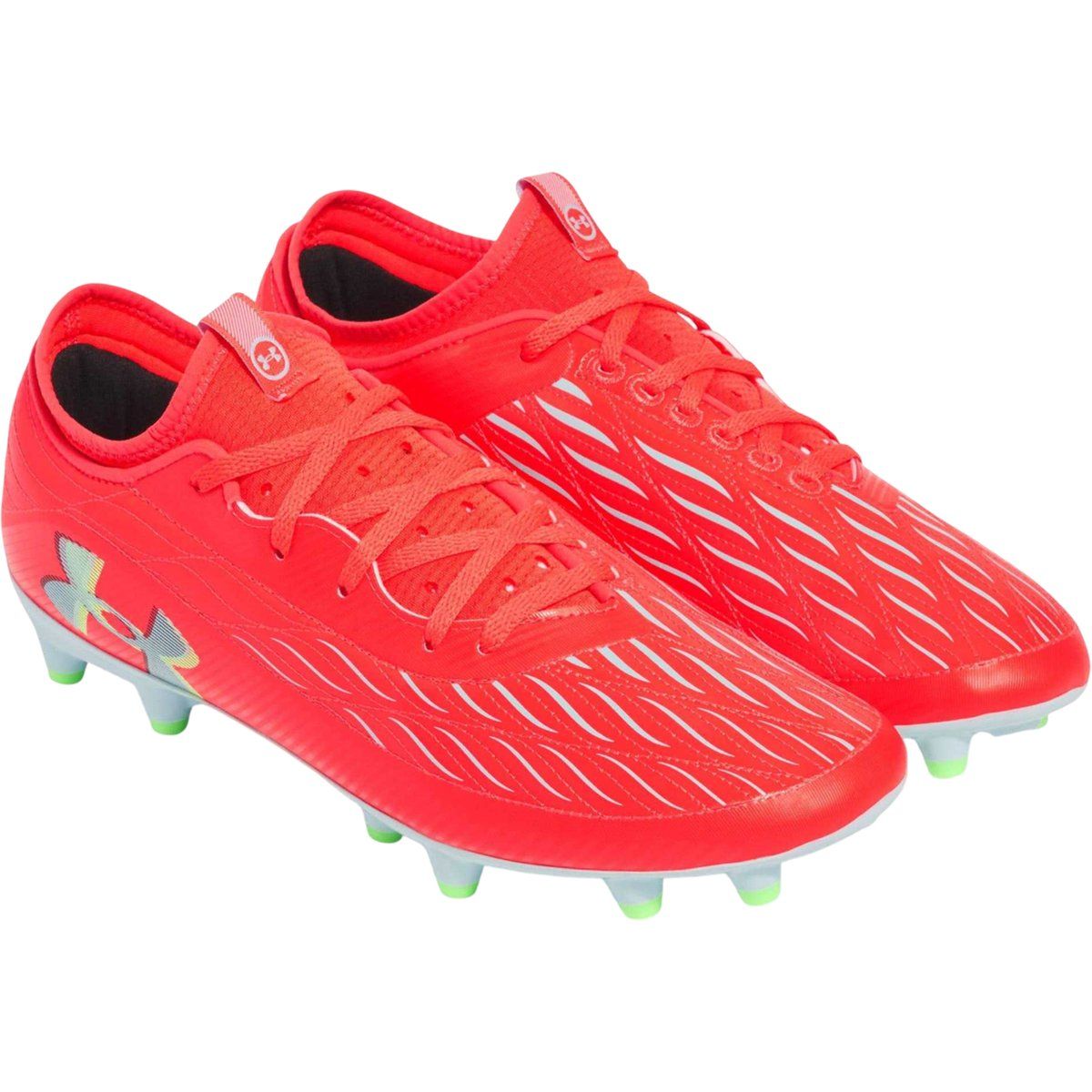 Rote Fußballschuhe für festen Boden