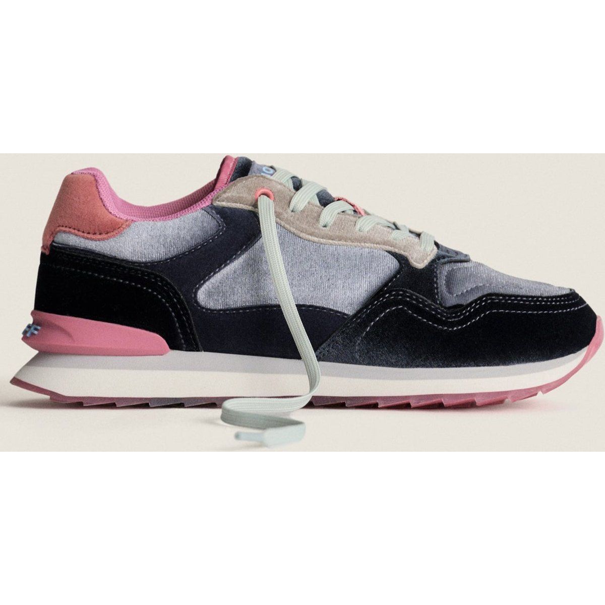 Sneaker im Materialmix-Colorblock-Design
