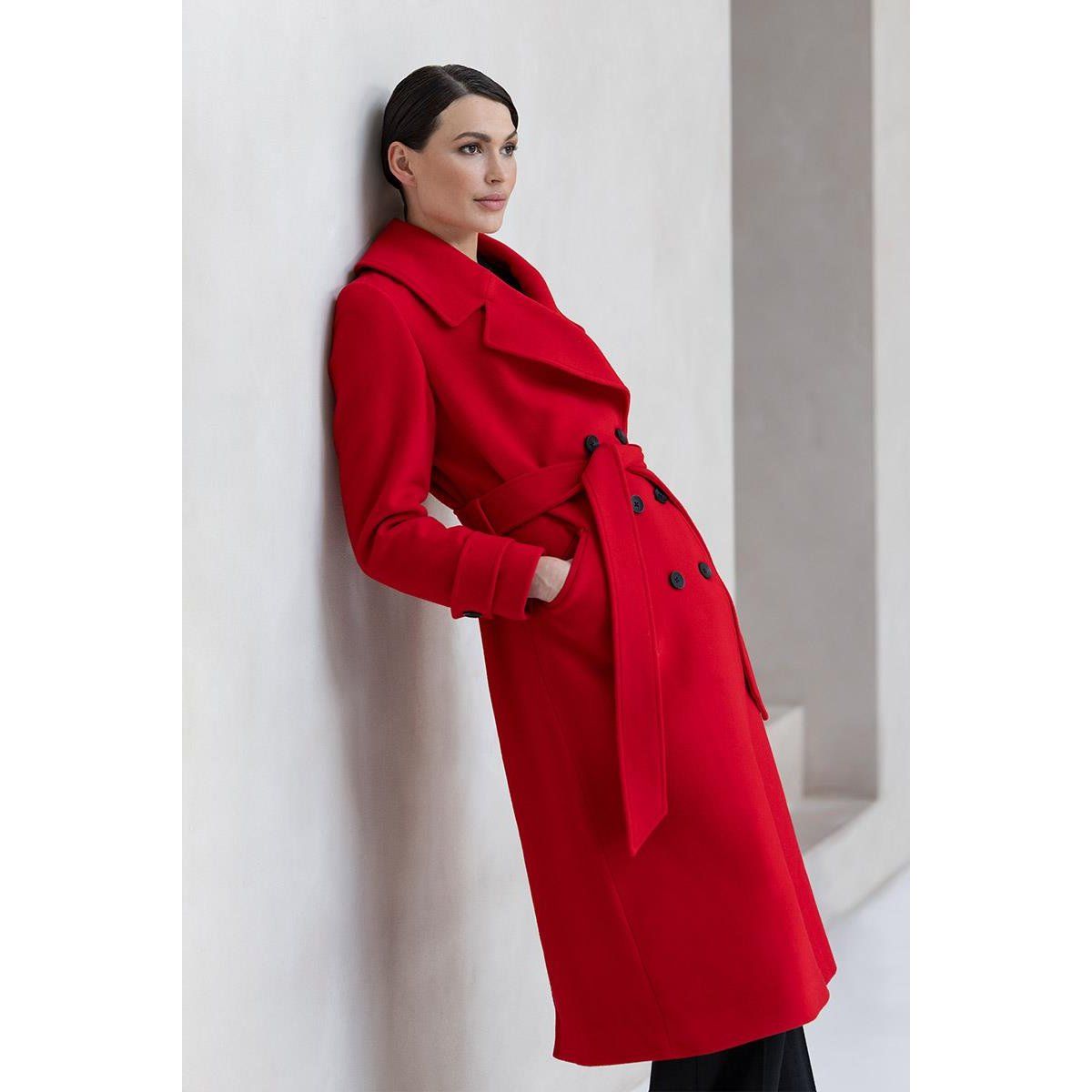 Eleganter roter Wollmantel mit Gürtel