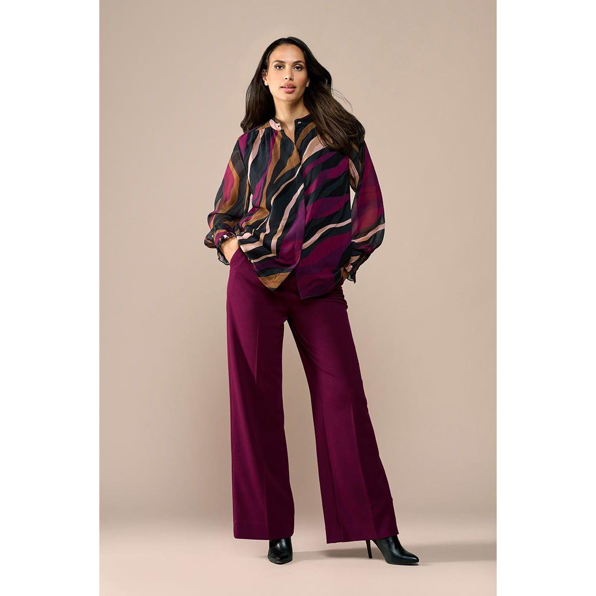 Elegante Bluse mit abstraktem Muster und Schleife