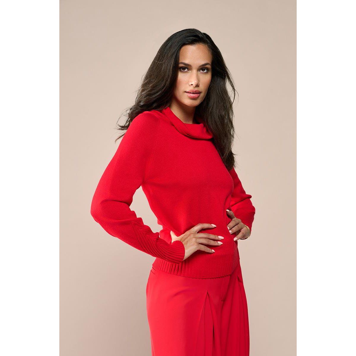 Roter Strickpullover mit Wasserfallausschnitt