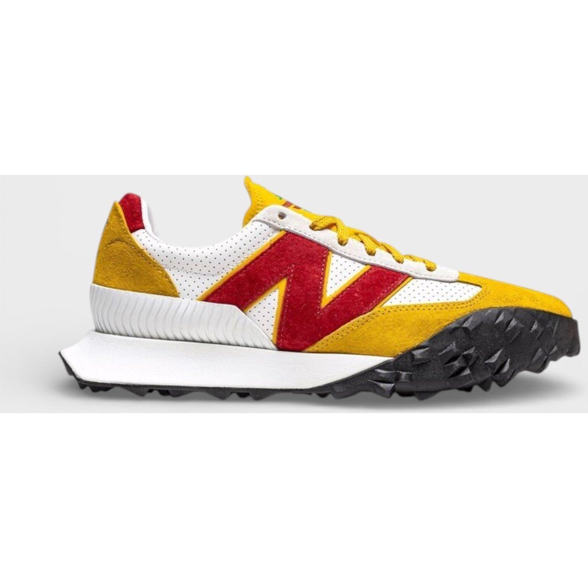 Retro-inspirierter Sneaker aus Wildleder und Mesh