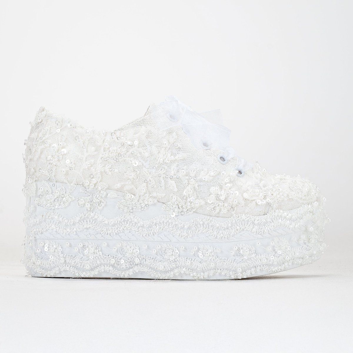 Plateau-Brautsneaker mit Spitzenbesatz