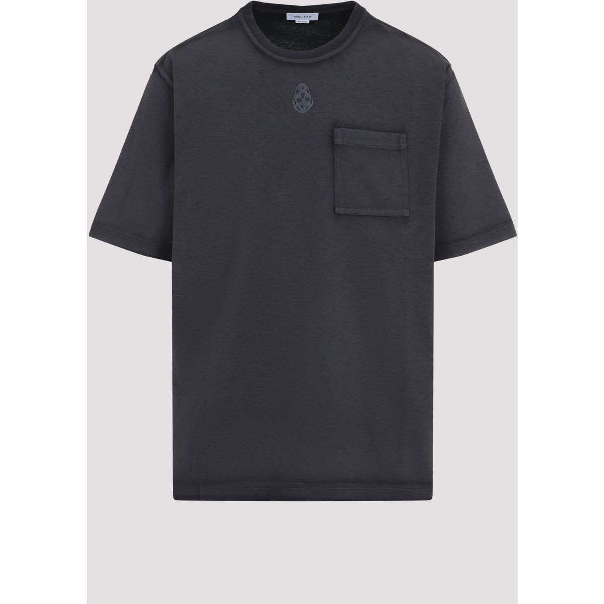 Verwaschenes schwarzes Totenkopf-T-Shirt mit Tasche