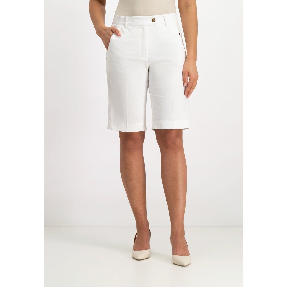 Klassische knielange weiße Bermuda-Shorts