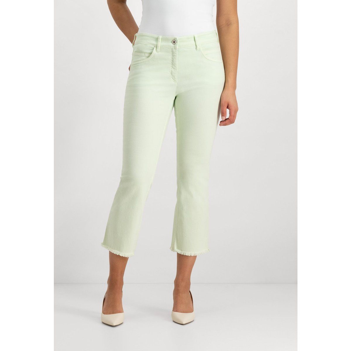 Verkürzte Bootcut-Jeans mit ausgefranstem Saum