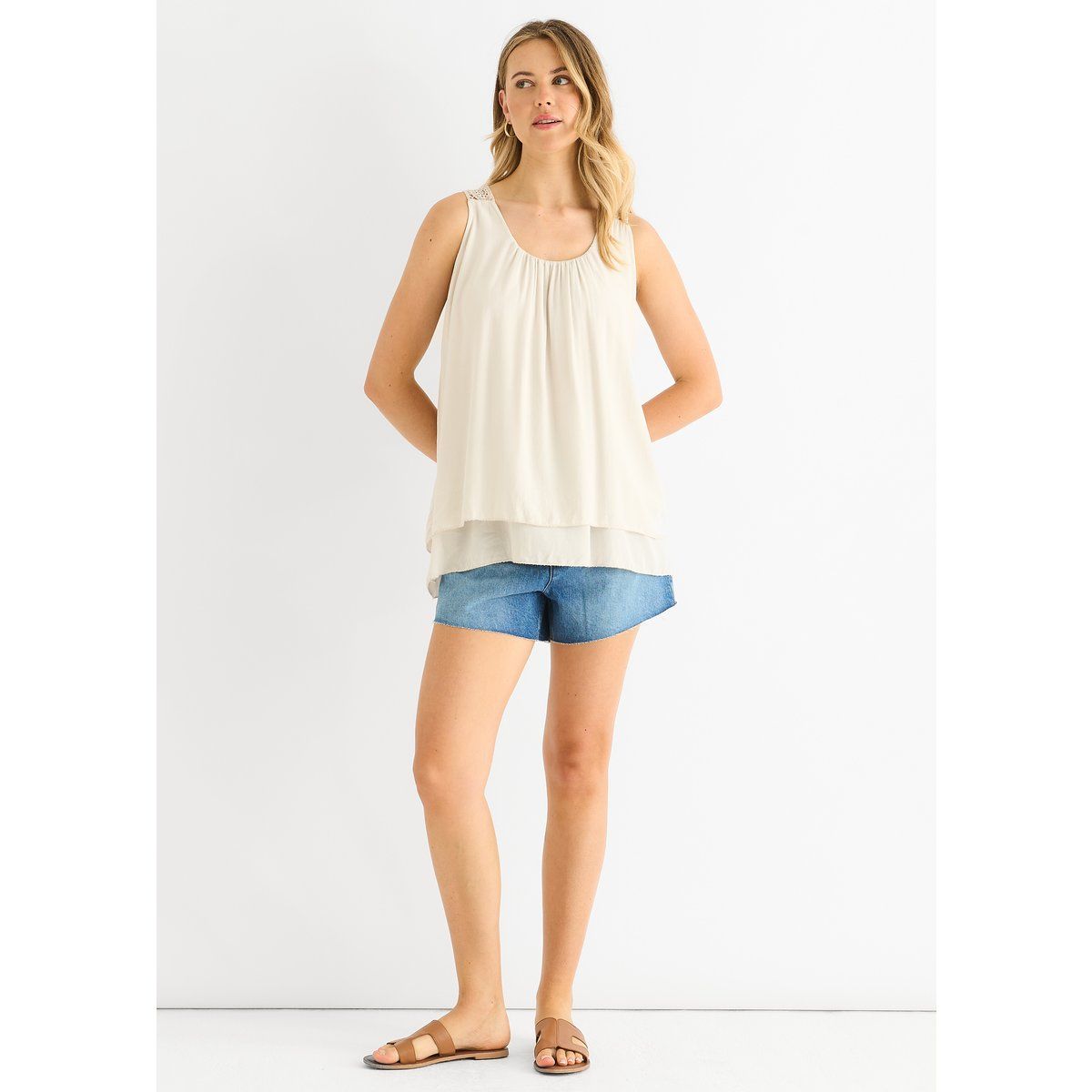 Ärmelloses Oberteil mit Häkeldetails und Lagenlook