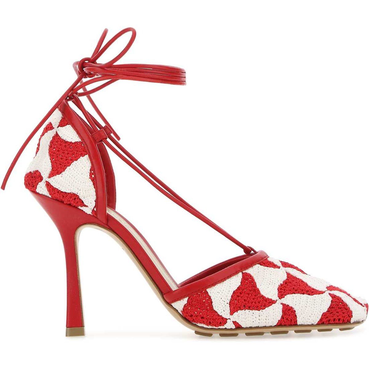 Zweifarbige Häkel-Sandalen mit Absatz und Knöchelband
