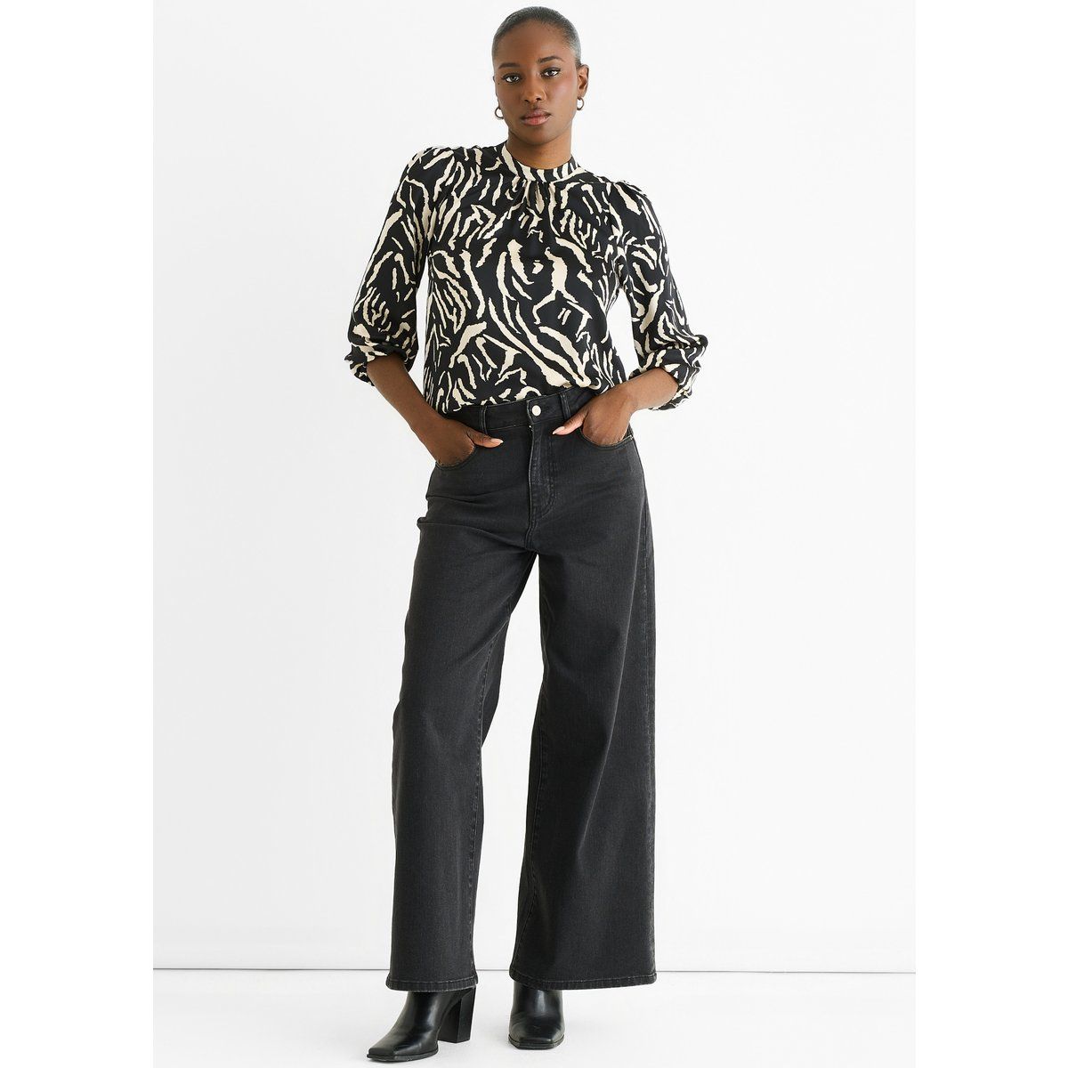 Satinbluse mit Animal-Print und hohem Kragen