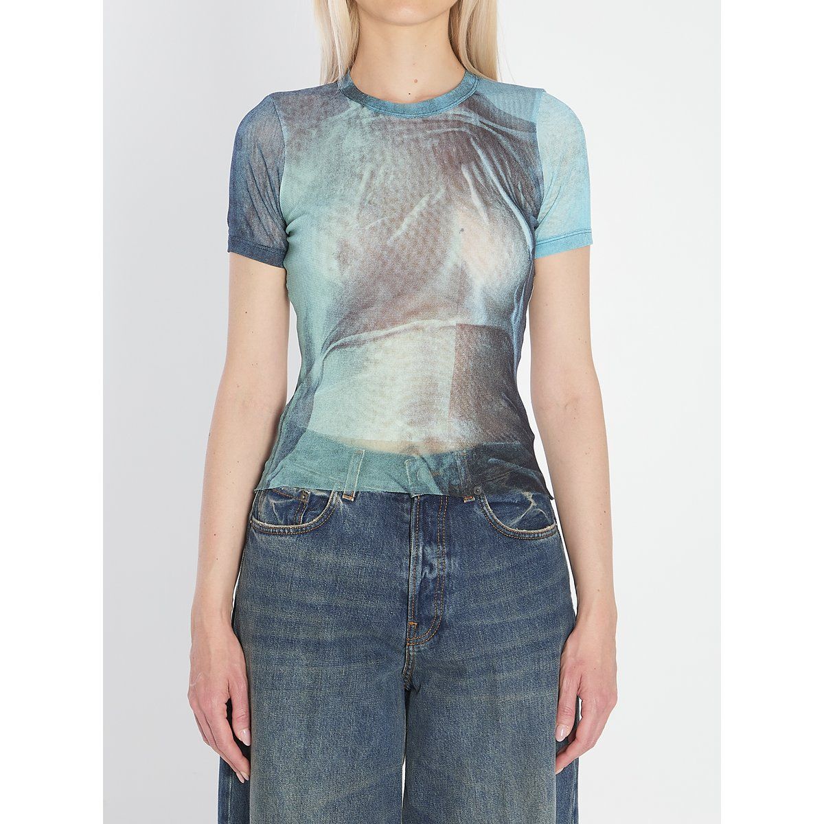 Transparentes figurbetontes T-Shirt mit Grafikdruck