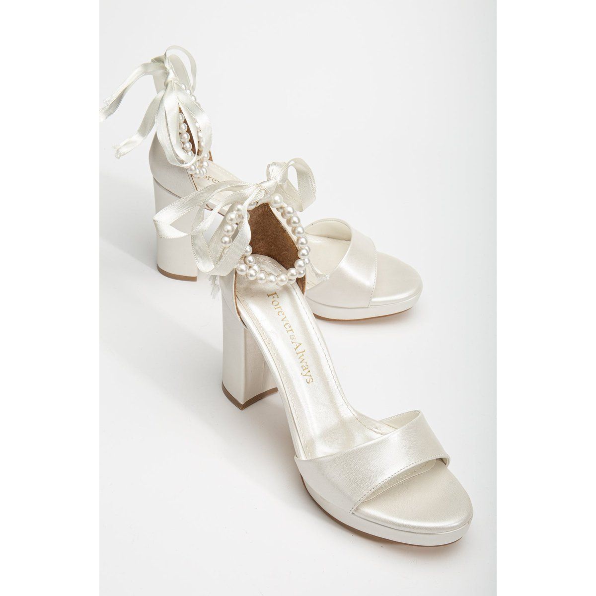 Renee Plateau Sandalen with Pearls