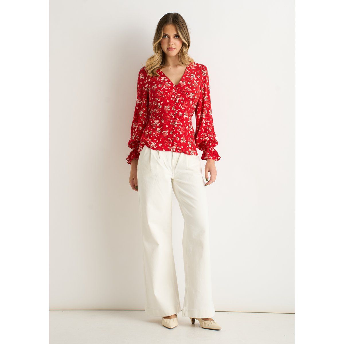Rote Bluse mit Blumenmuster und Knopfleiste