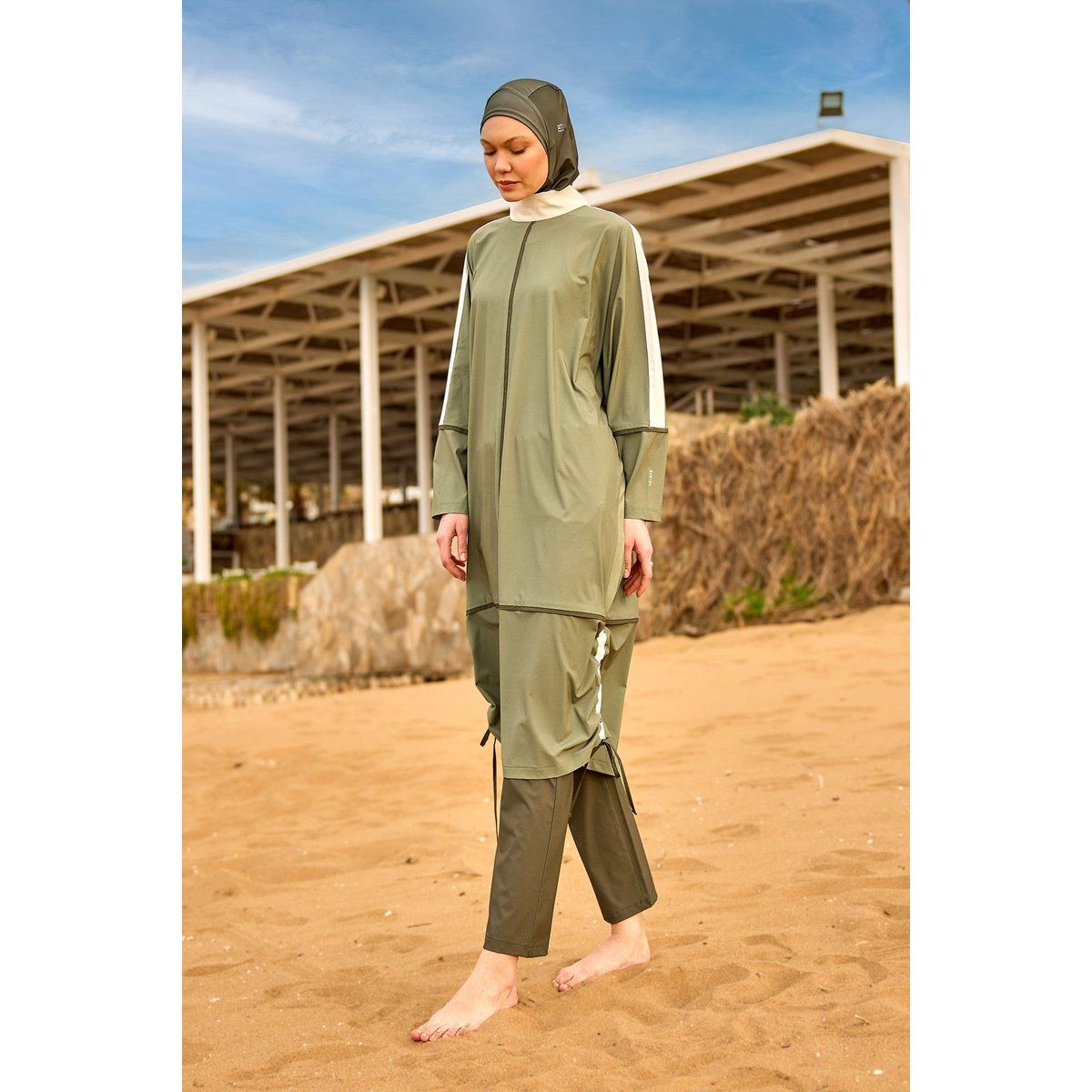 Bescheidenes Khaki-Set mit vollständiger Badebekleidung