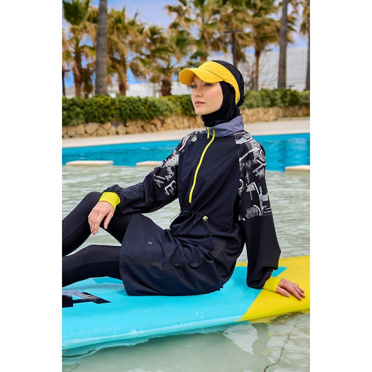 Bescheidener Burkini mit gemusterten Ärmeln