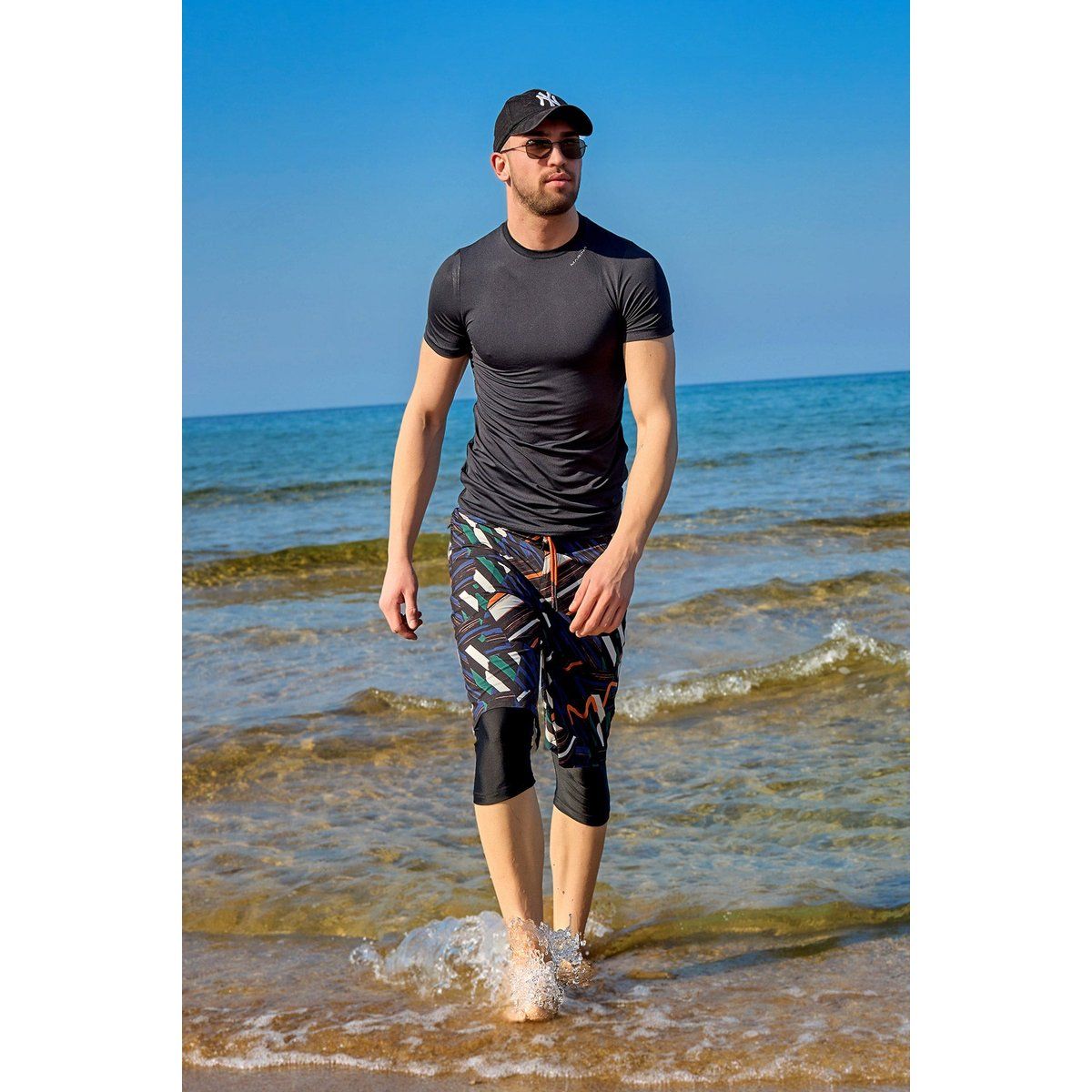 Bescheidene Herren-Badeshorts mit Tights