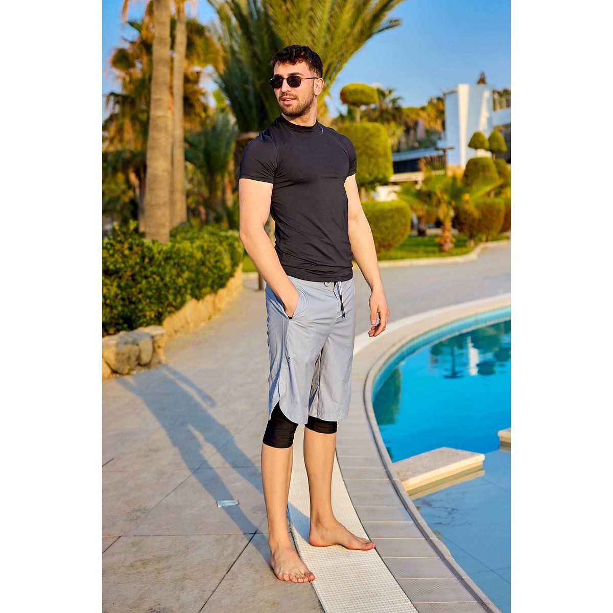 Bescheidene Herren-Badeshorts mit Tights
