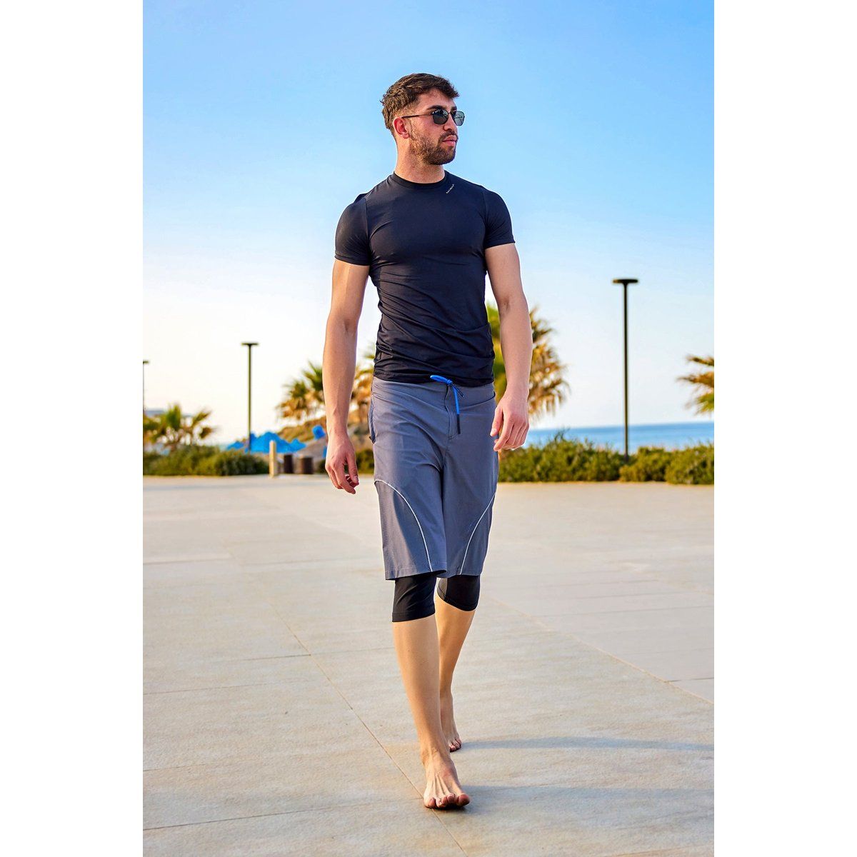 Bescheidene Badeshorts für Herren mit Tights