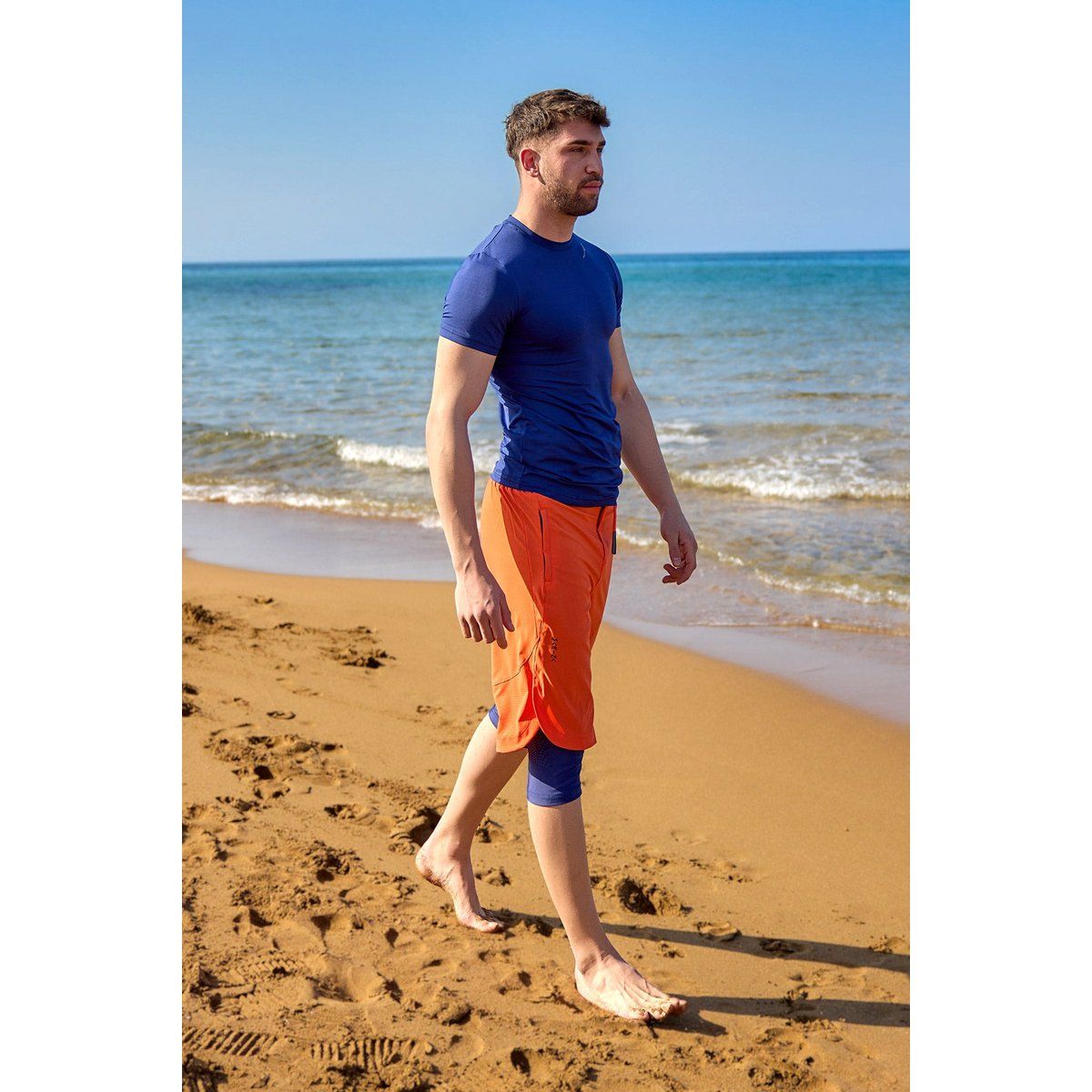 Orangefarbene, bedeckende Badeshorts mit Tights