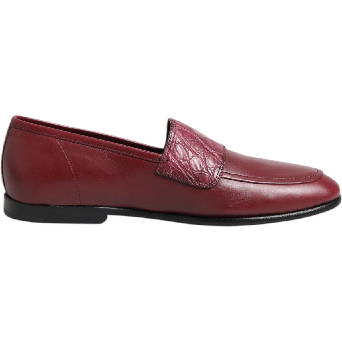 Burgunderfarbene Lederloafer mit Kroko-Detail