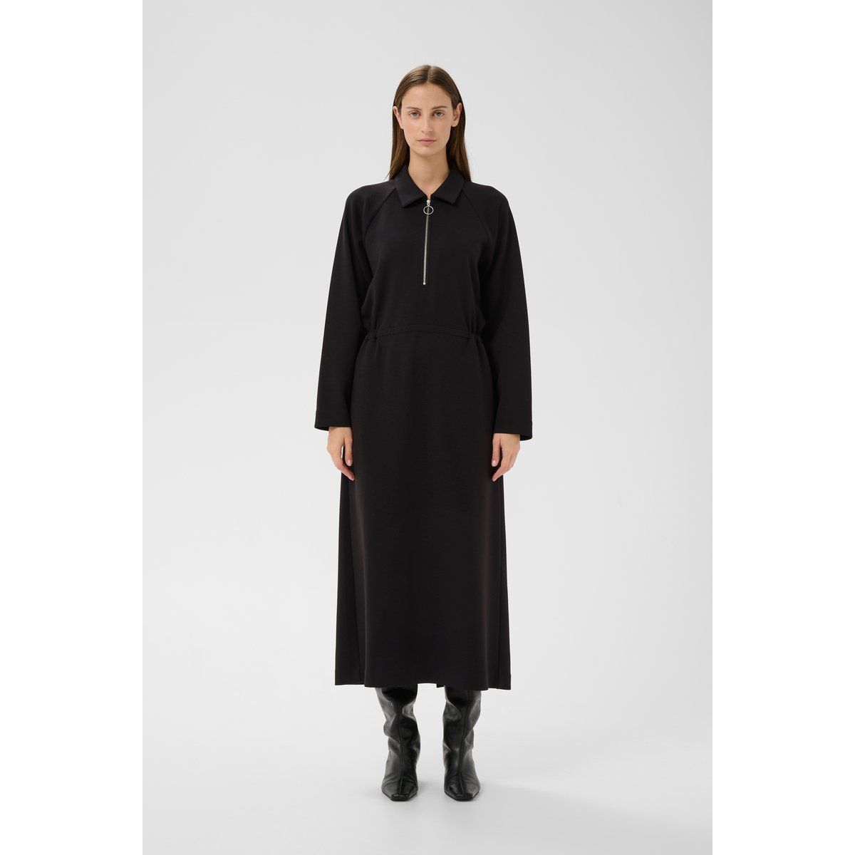 Minimalistisches schwarzes Langarm-Maxikleid