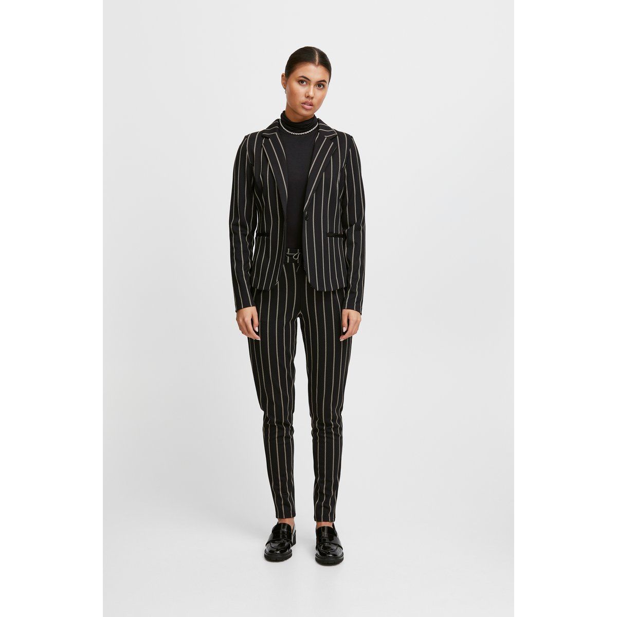 Gestreifter Business Anzug mit Blazer
