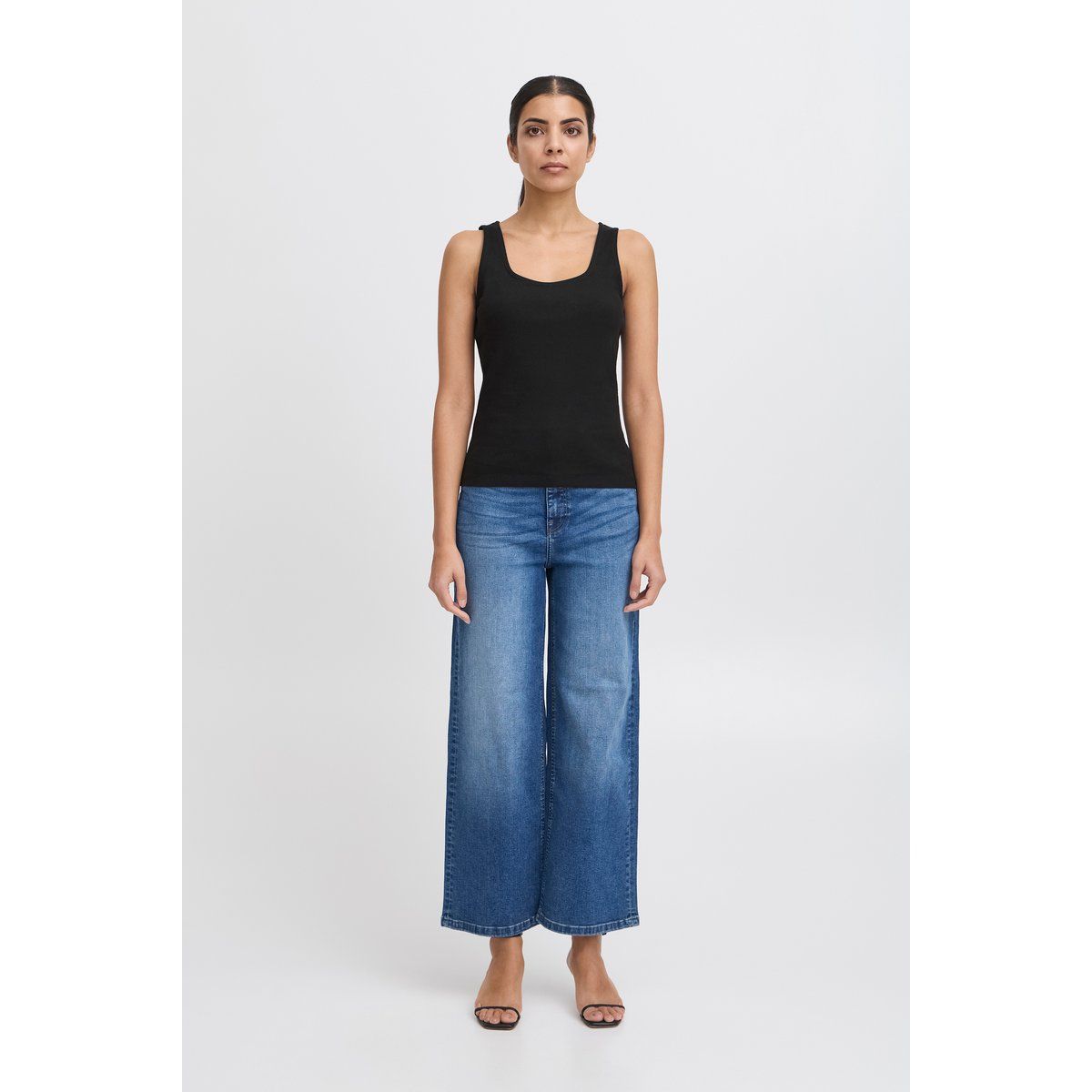 Geripptes, eng anliegendes Tanktop