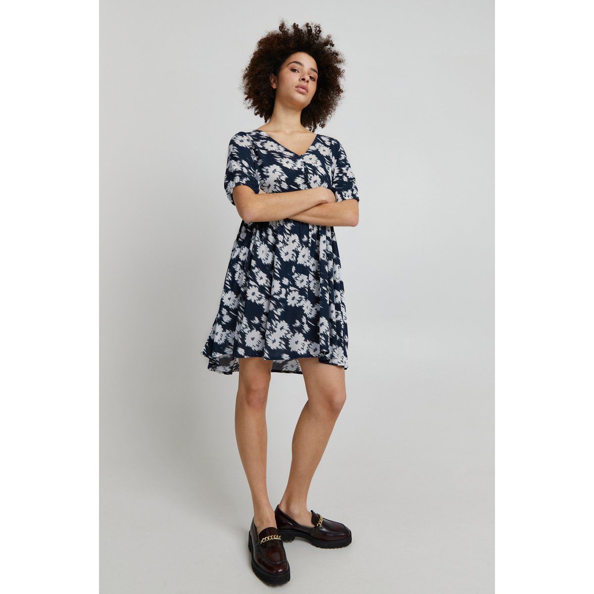 Locker geschnittenes Kleid mit Blumendruck