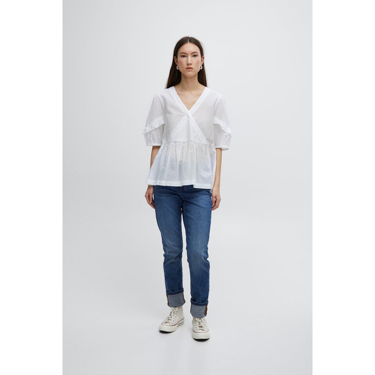 Weiße Peplum-Bluse mit Schweizer Punktmuster