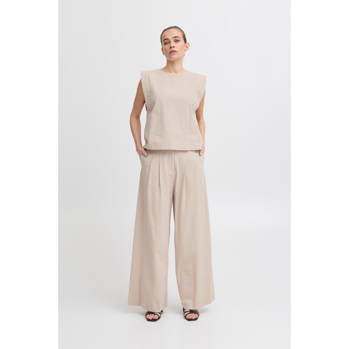 Weite Hose mit hohem Bund und Gürtel