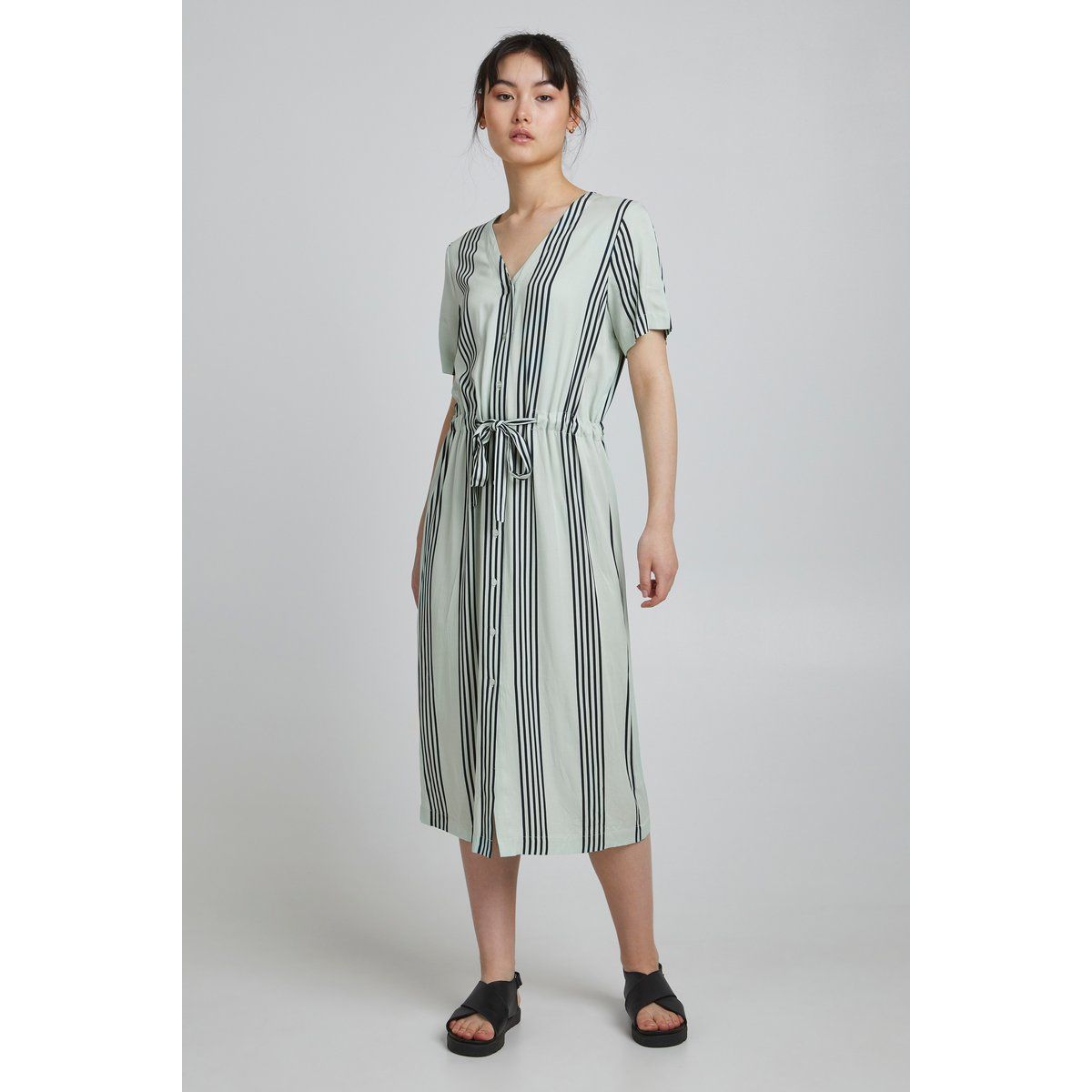 Gestreiftes Midikleid mit Bindegürtel