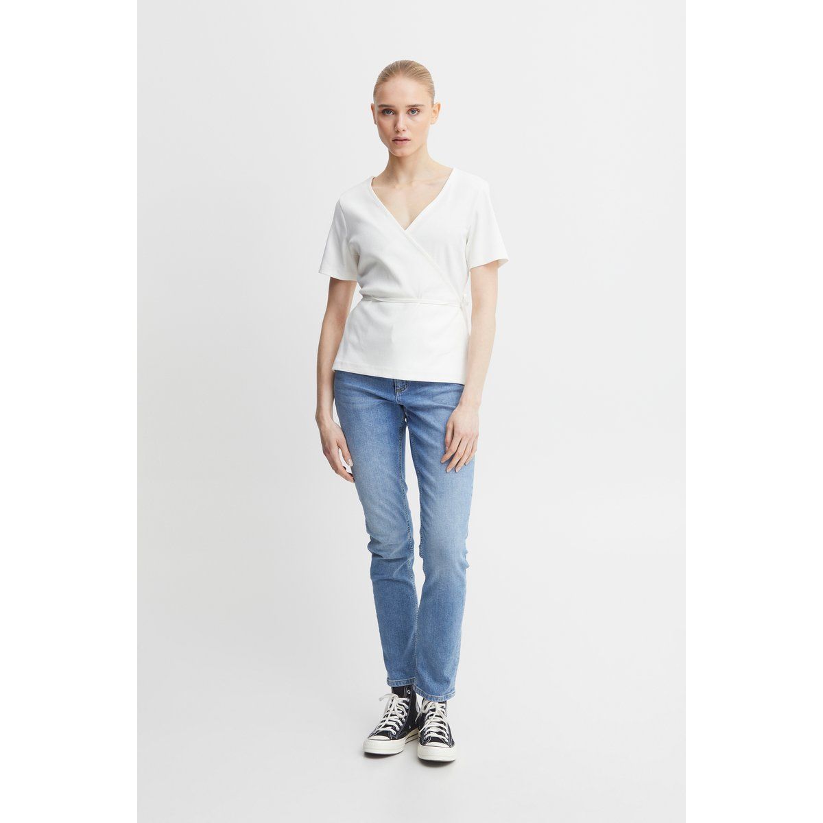 Minimalistisches Wickelshirt mit Taillenband