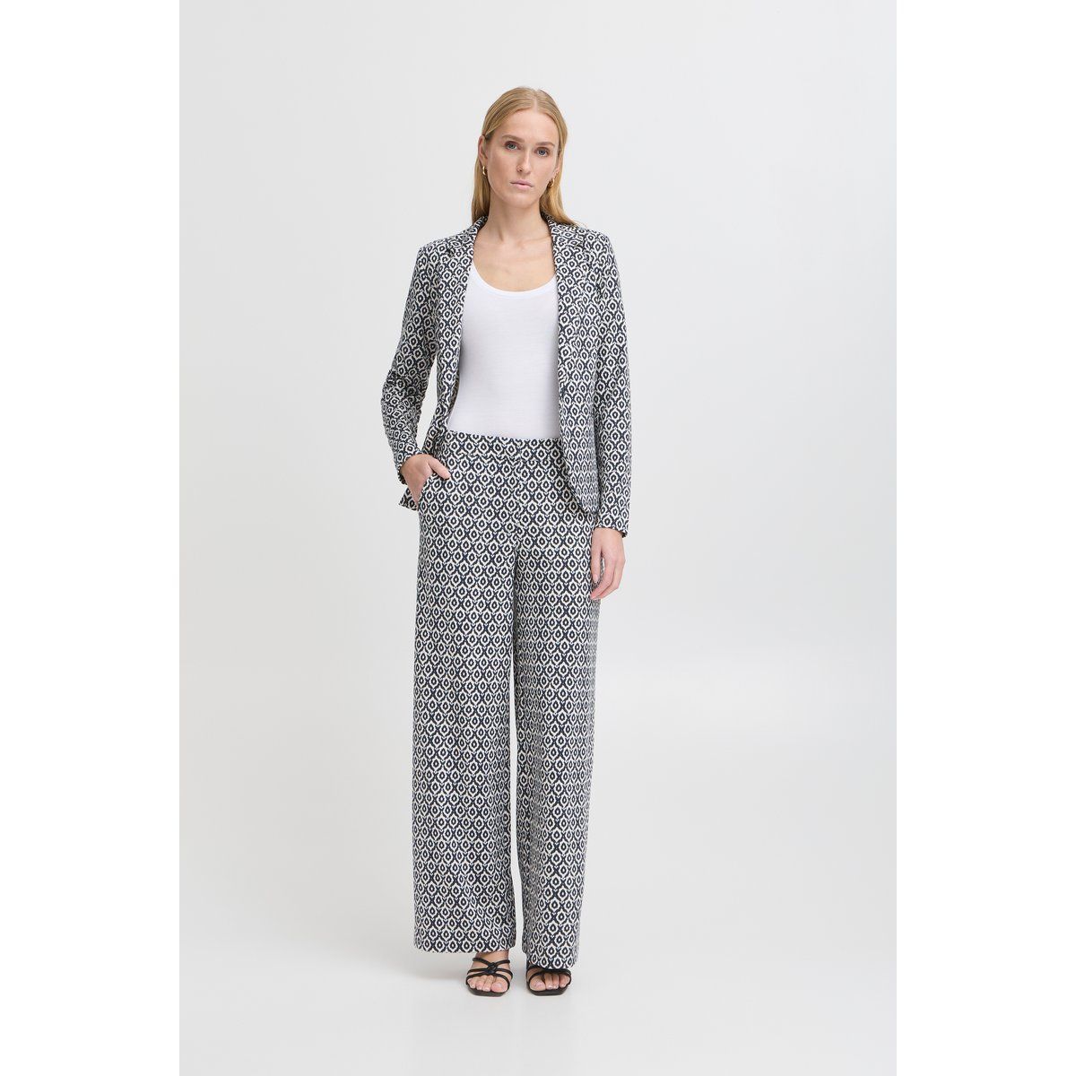 Locker geschnittene Hose mit geometrischem Muster