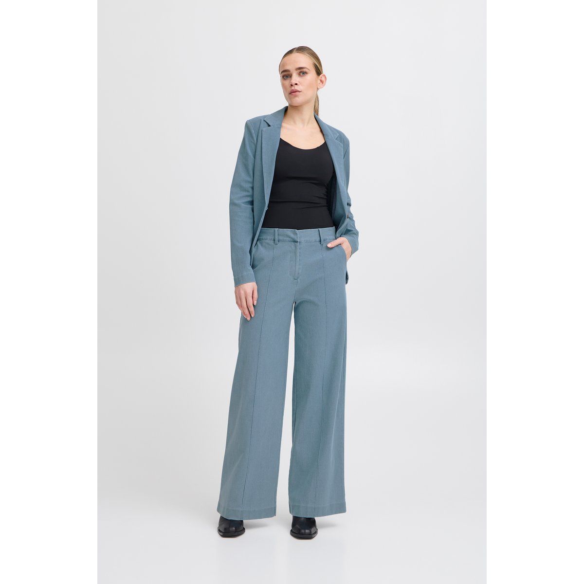 Weite Hose mit Bügelfalte
