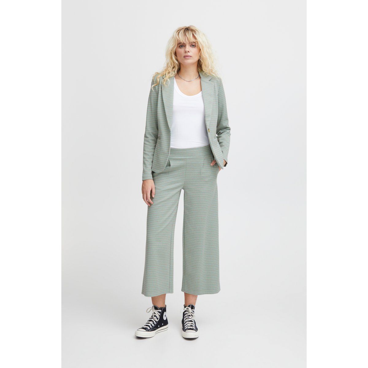 Gekürzte, weitgeschnittene Karohose