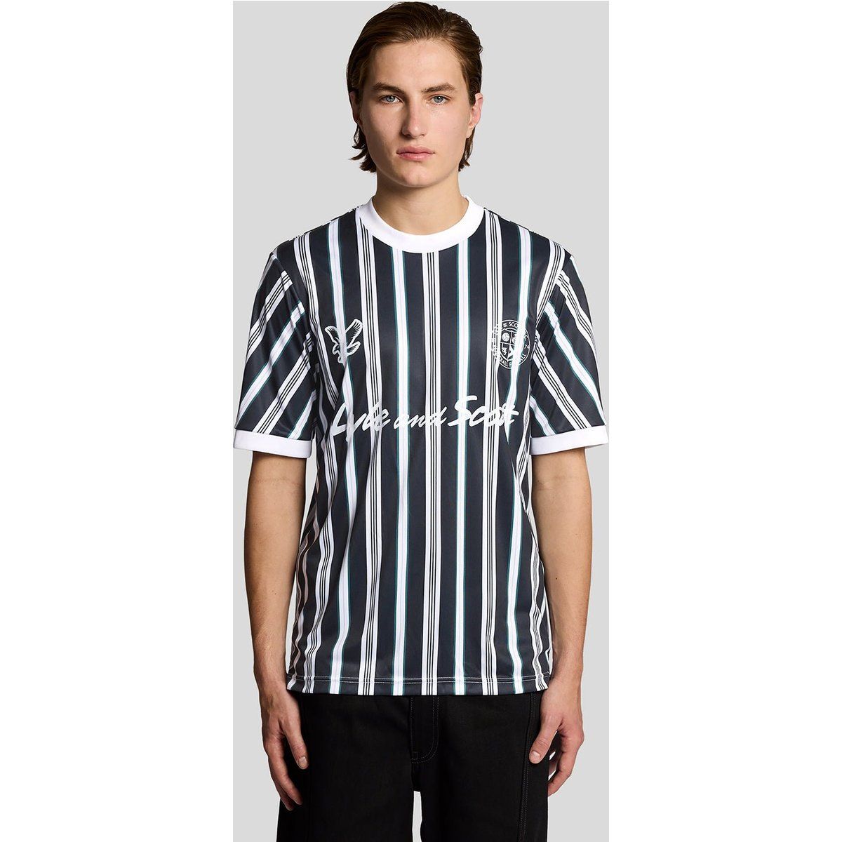Gestreiftes Fußballtrikot-T-Shirt