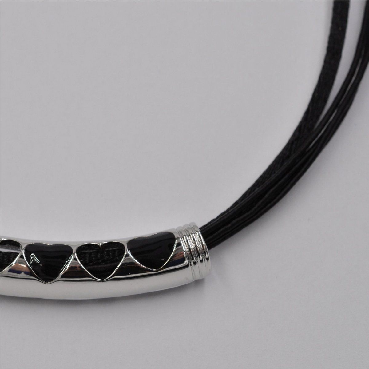 Schwarze Kordelkette mit Herzapplikation