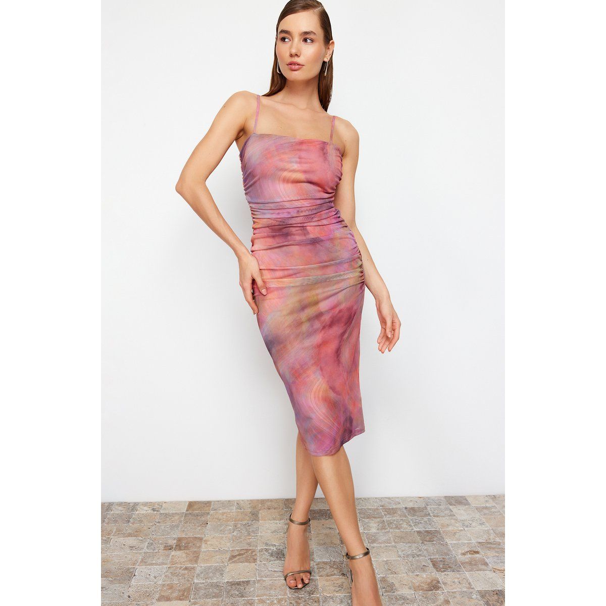 Abstraktes, gerafftes Midikleid
