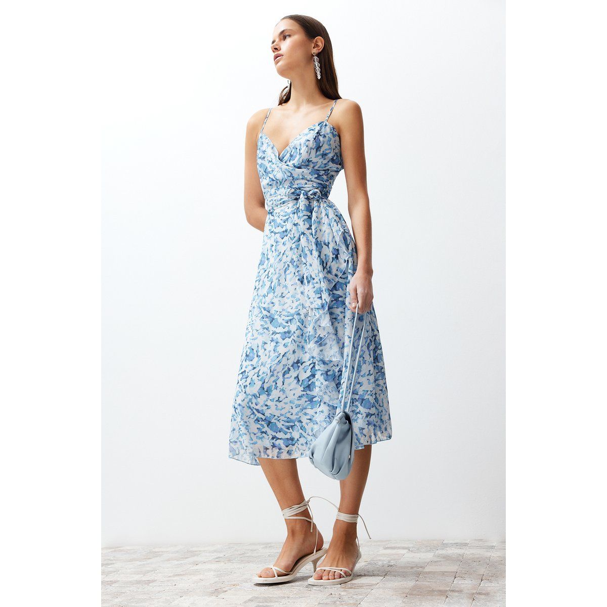 Geblümtes Midikleid mit Bindegürtel
