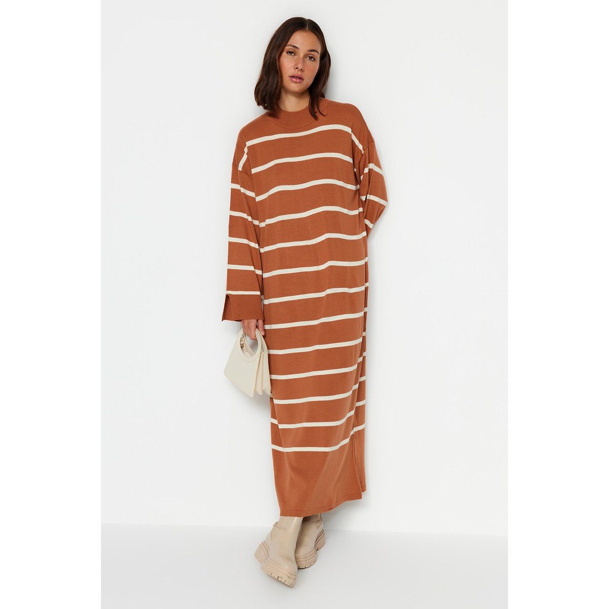 Gestreiftes, langärmliges Strick-Maxikleid